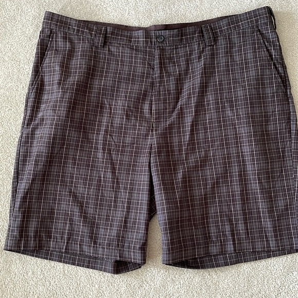 Men’s Izod golf shorts. Excellent condition. - Picture 1 of 5